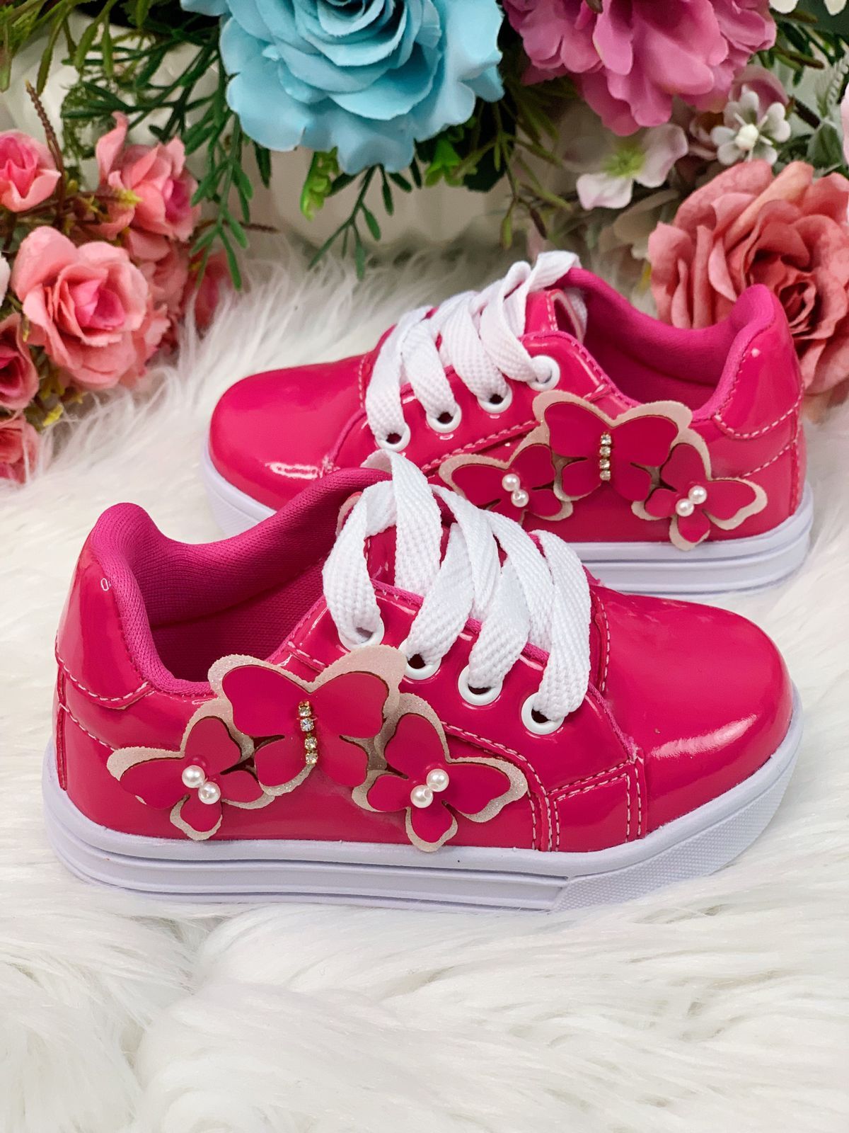 Zapatillas rosas con cordones y aplique de mariposa para niñas 