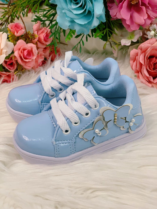 Zapatillas con cordones en azul bebé y aplique de mariposa para niñas 