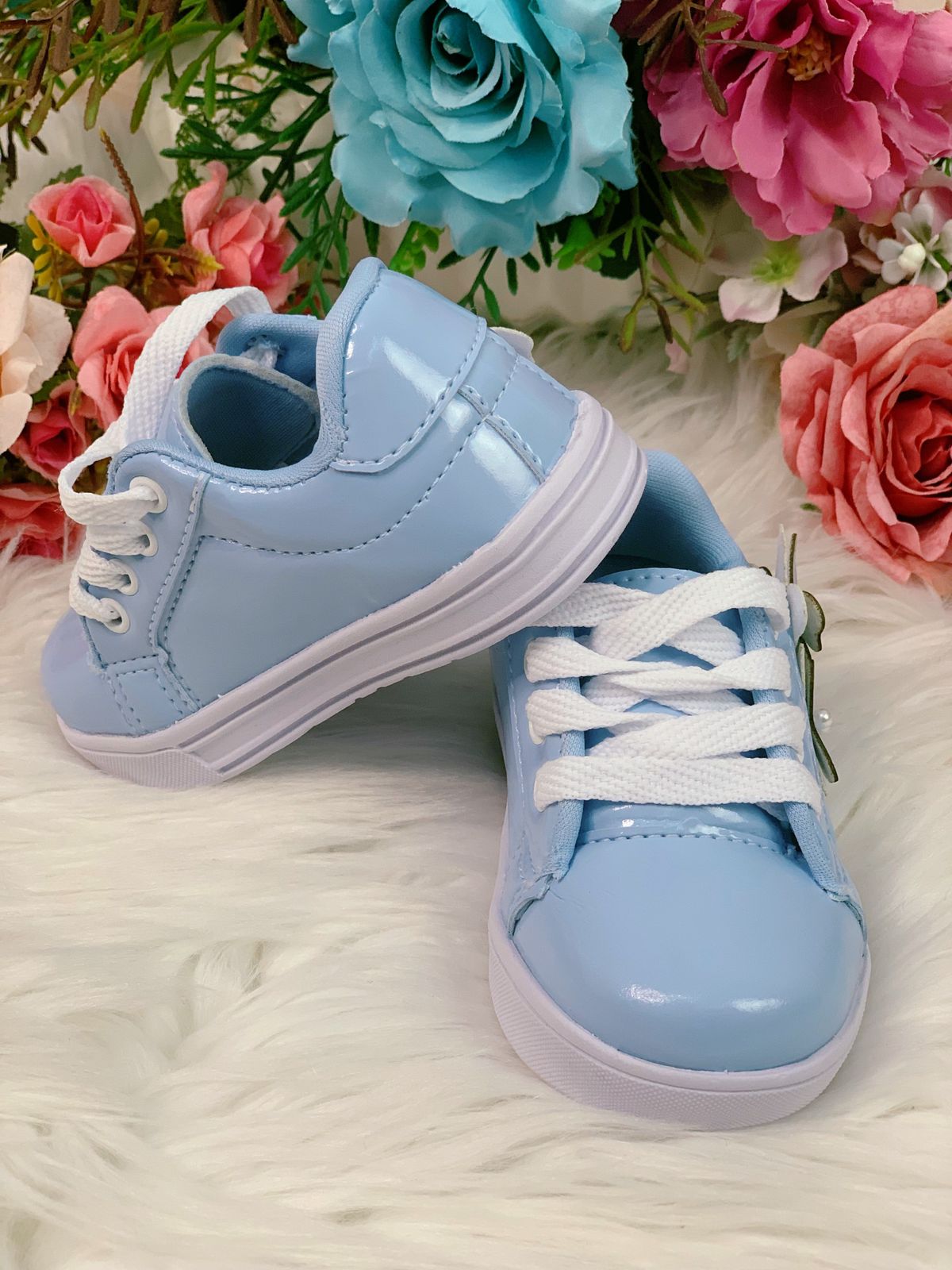 Zapatillas con cordones en azul bebé y aplique de mariposa para niñas 