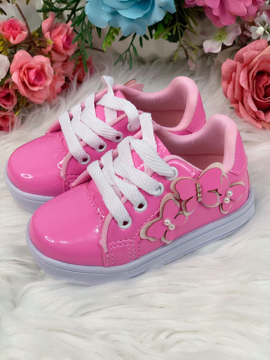 Zapatillas deportivas con cordones en color rosa chicle y aplique de mariposa para niñas 