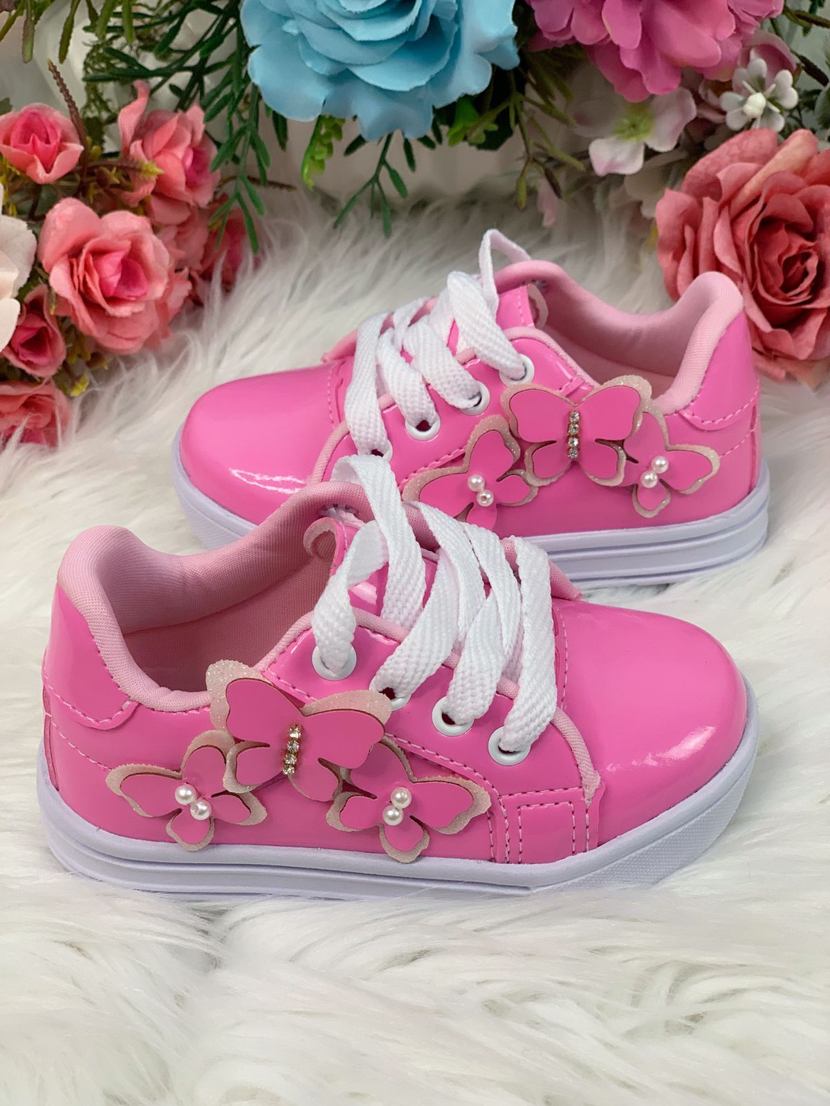 Zapatillas deportivas con cordones en color rosa chicle y aplique de mariposa para niñas 