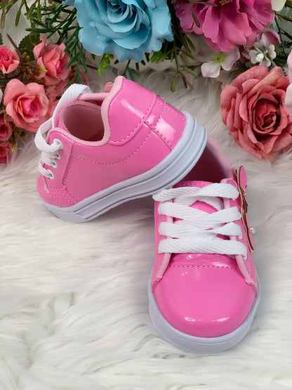 Zapatillas deportivas con cordones en color rosa chicle y aplique de mariposa para niñas 
