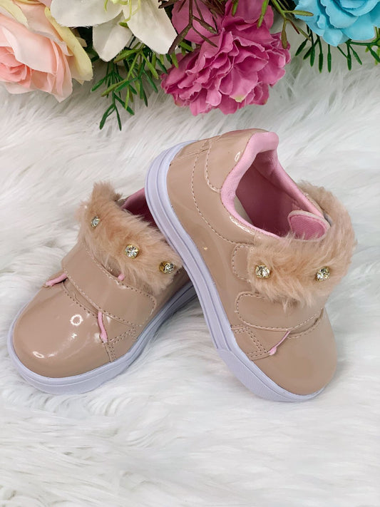 Zapatillas deportivas de charol nude con felpa y pedrería para niñas 