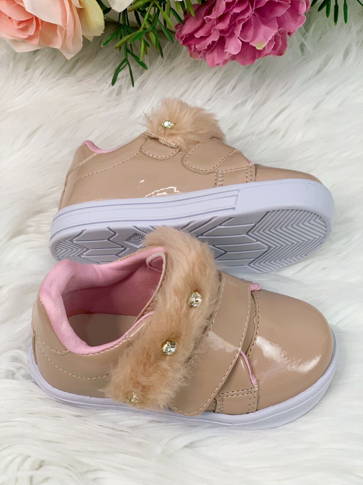 Zapatillas deportivas de charol nude con felpa y pedrería para niñas 