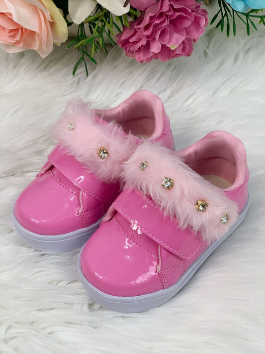 Zapatillas de charol rosa chicle con felpa y pedrería para niñas 