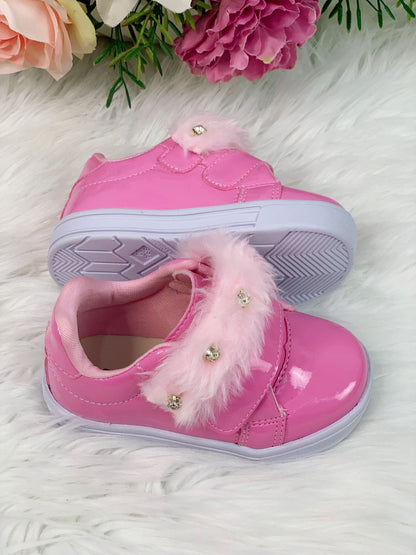 Zapatillas de charol rosa chicle con felpa y pedrería para niñas 