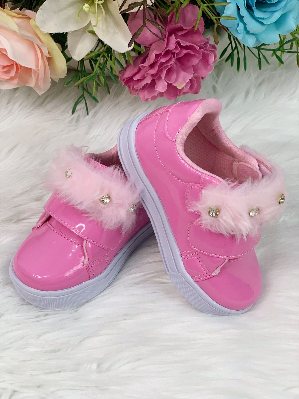Zapatillas de charol rosa chicle con felpa y pedrería para niñas 