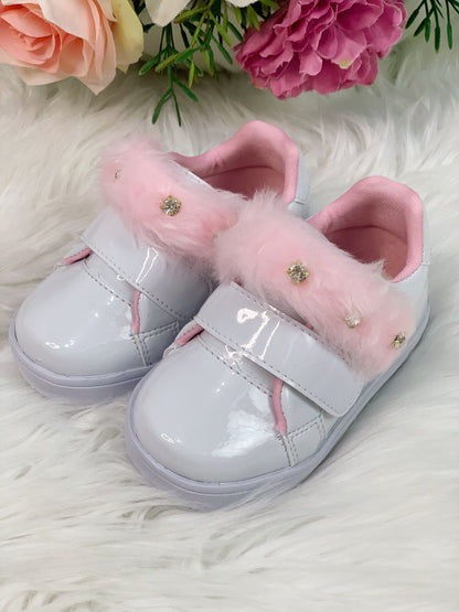 Zapatillas blancas de charol con felpa y pedrería para niñas 