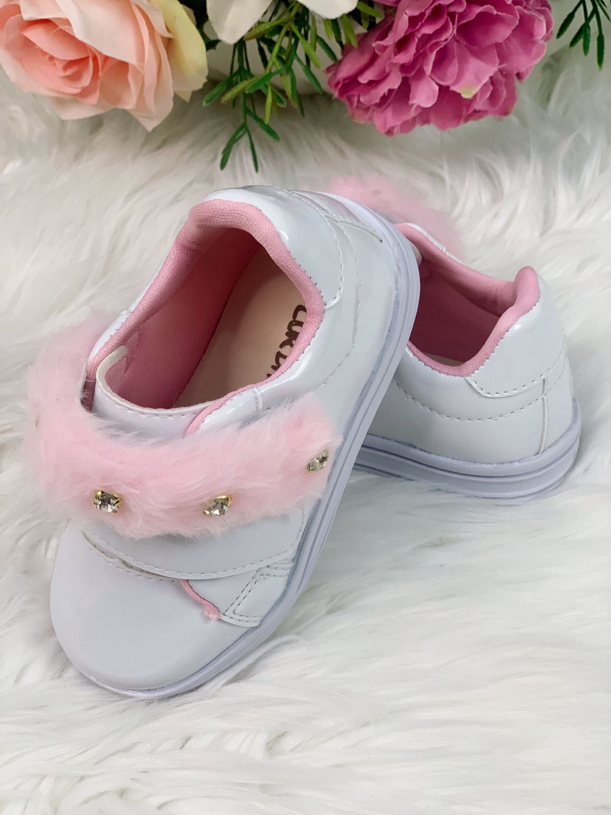 Zapatillas blancas de charol con felpa y pedrería para niñas 