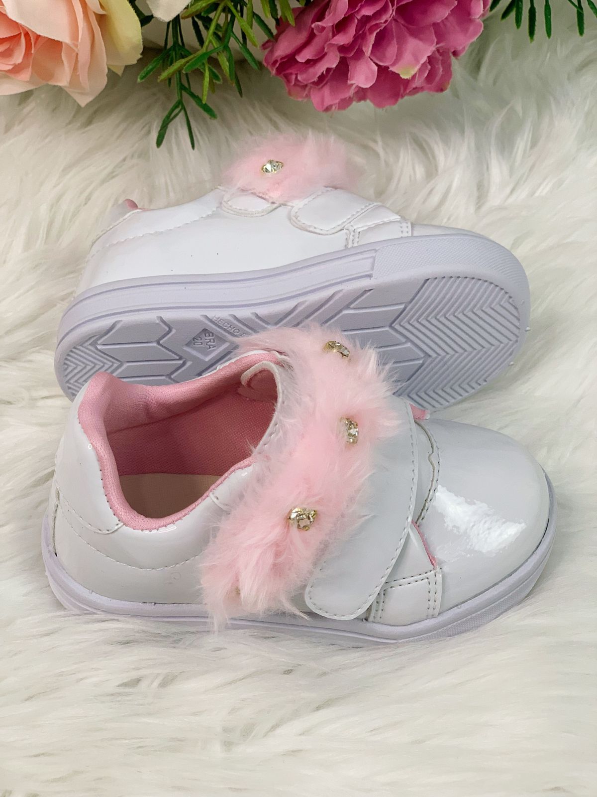 Zapatillas blancas de charol con felpa y pedrería para niñas 