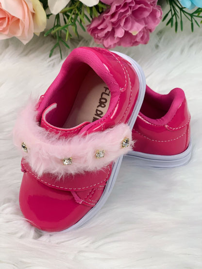Zapatillas de charol rosa con peluche y pedrería para niñas 