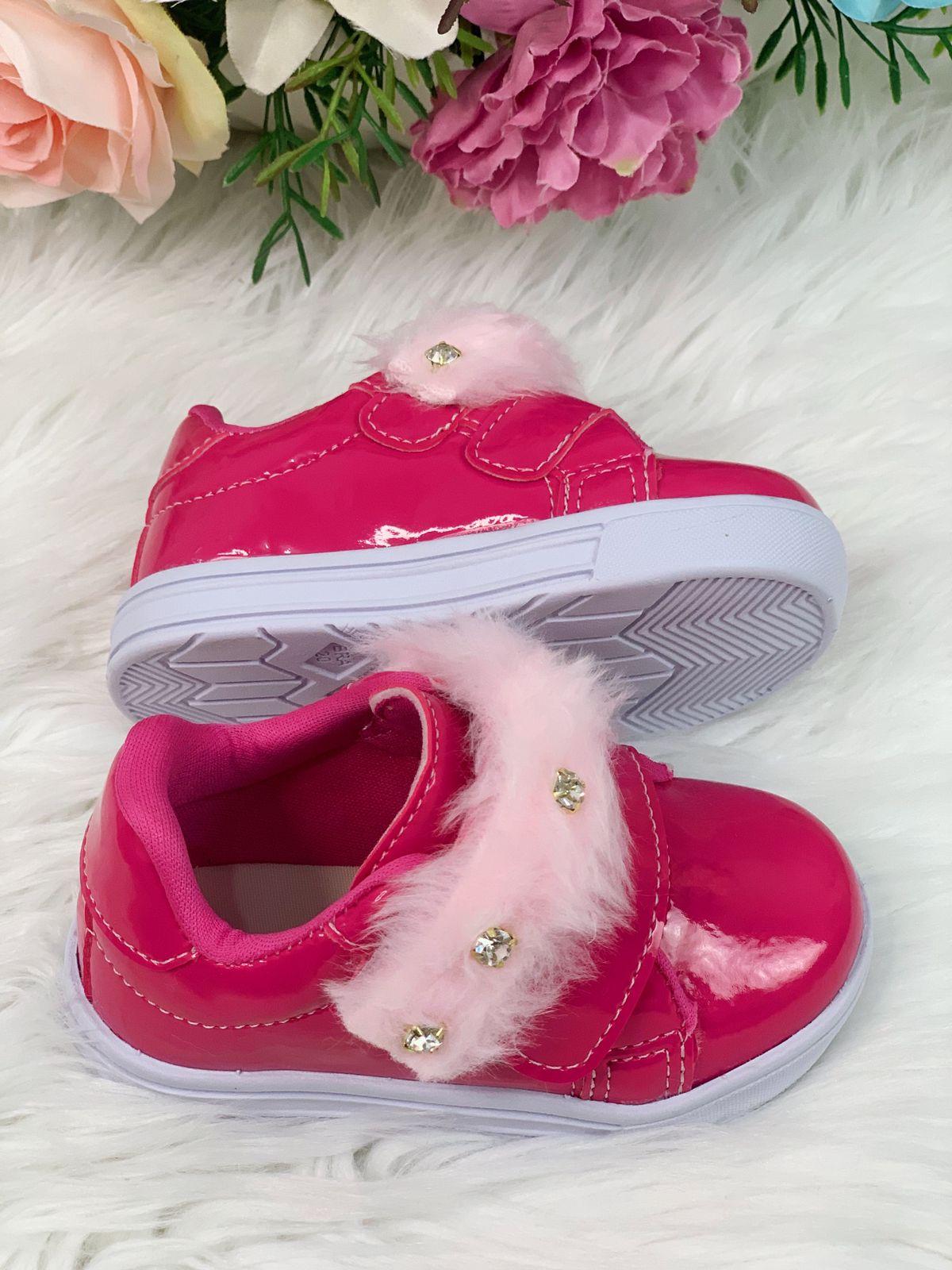 Zapatillas de charol rosa con peluche y pedrería para niñas 