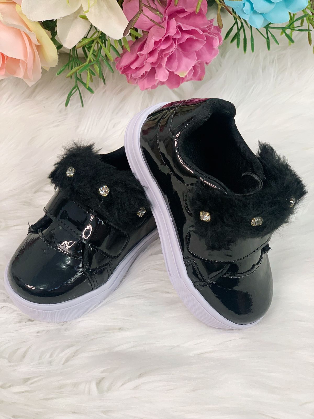 Zapatillas negras de charol con felpa y pedrería para niñas