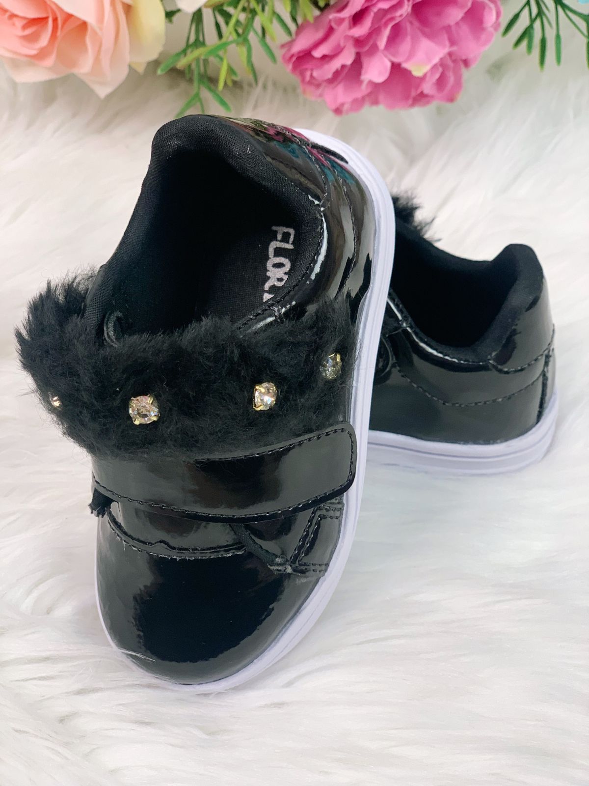 Zapatillas negras de charol con felpa y pedrería para niñas