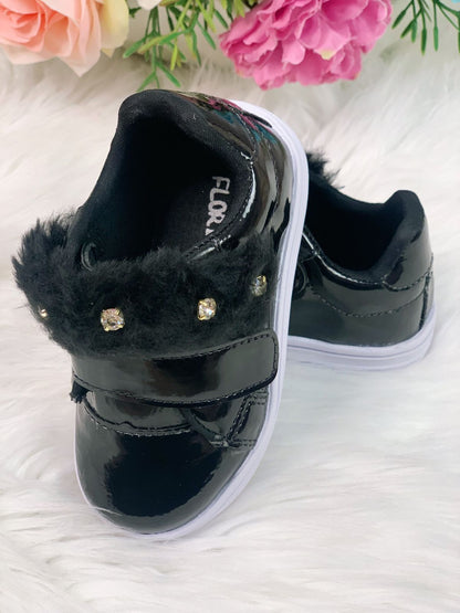 Zapatillas negras de charol con felpa y pedrería para niñas