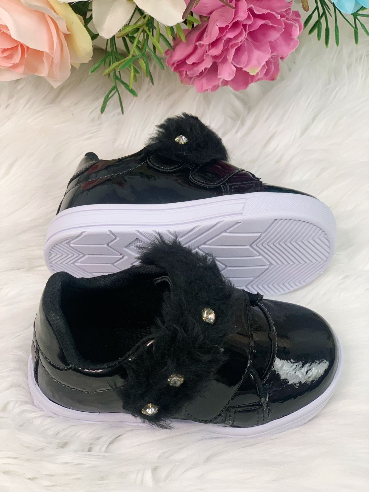 Zapatillas negras de charol con felpa y pedrería para niñas