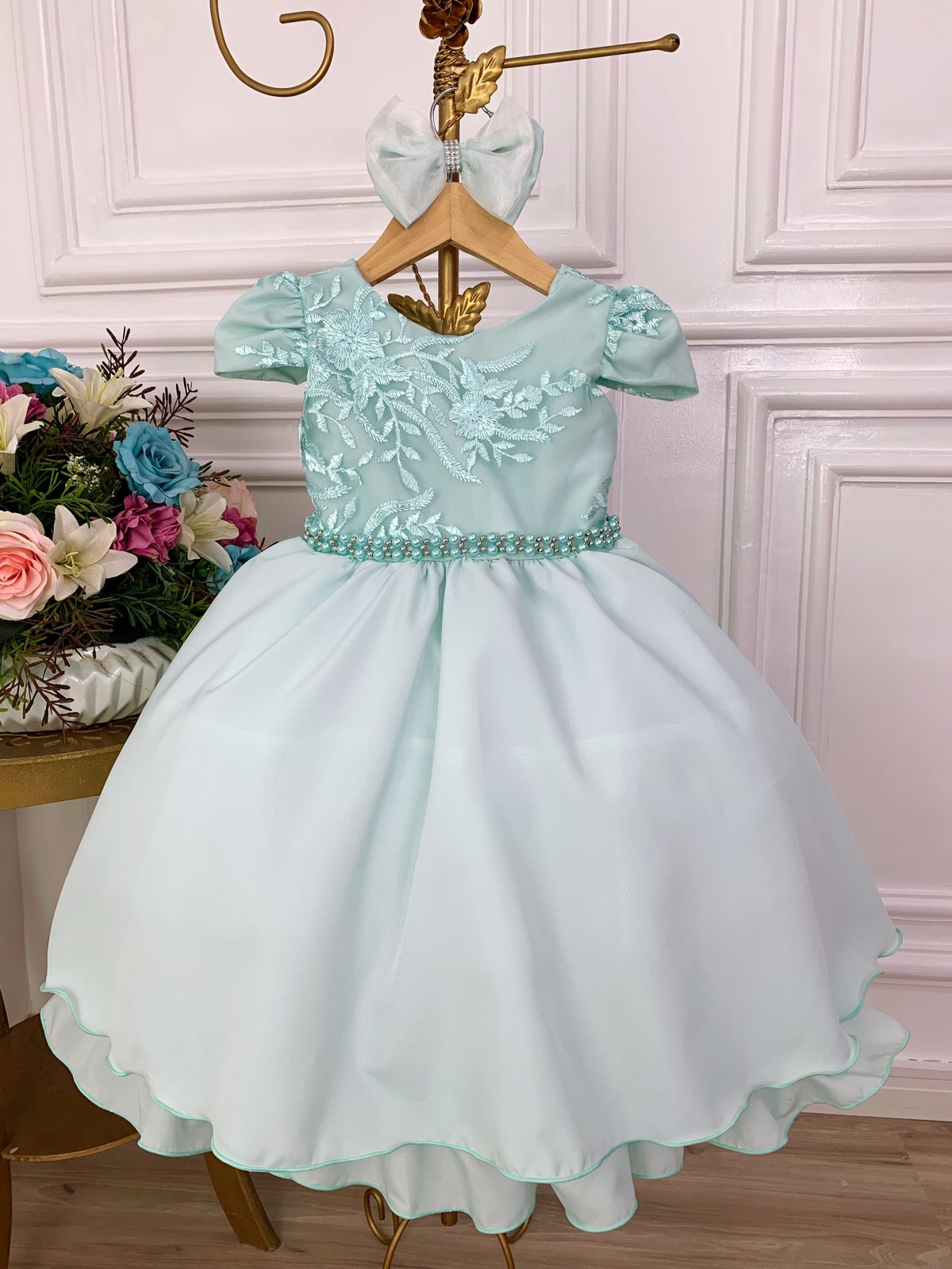 Vestido infantil verde claro con cinturón de encaje y lazo de perlas