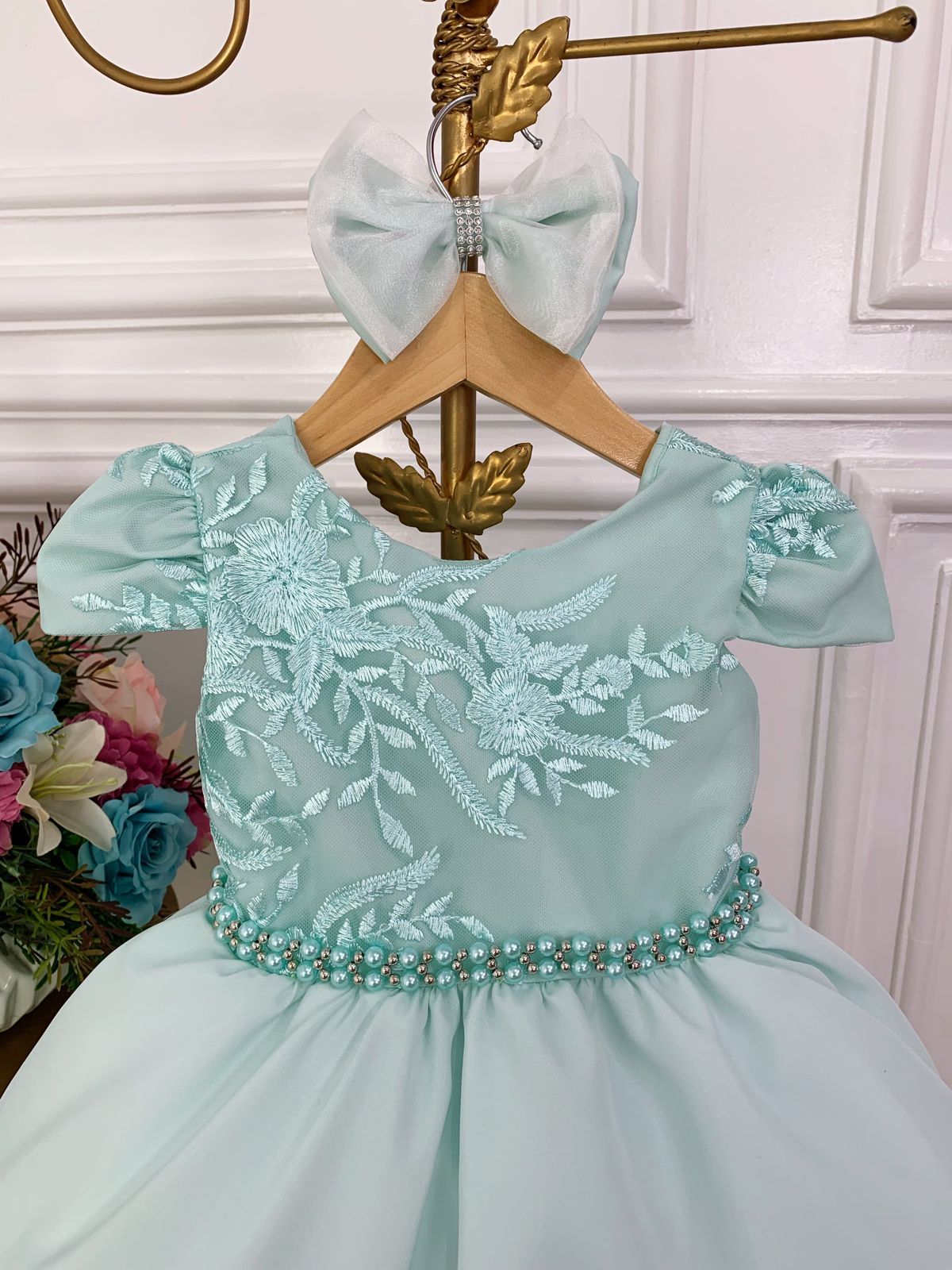 Vestido infantil verde claro con cinturón de encaje y lazo de perlas