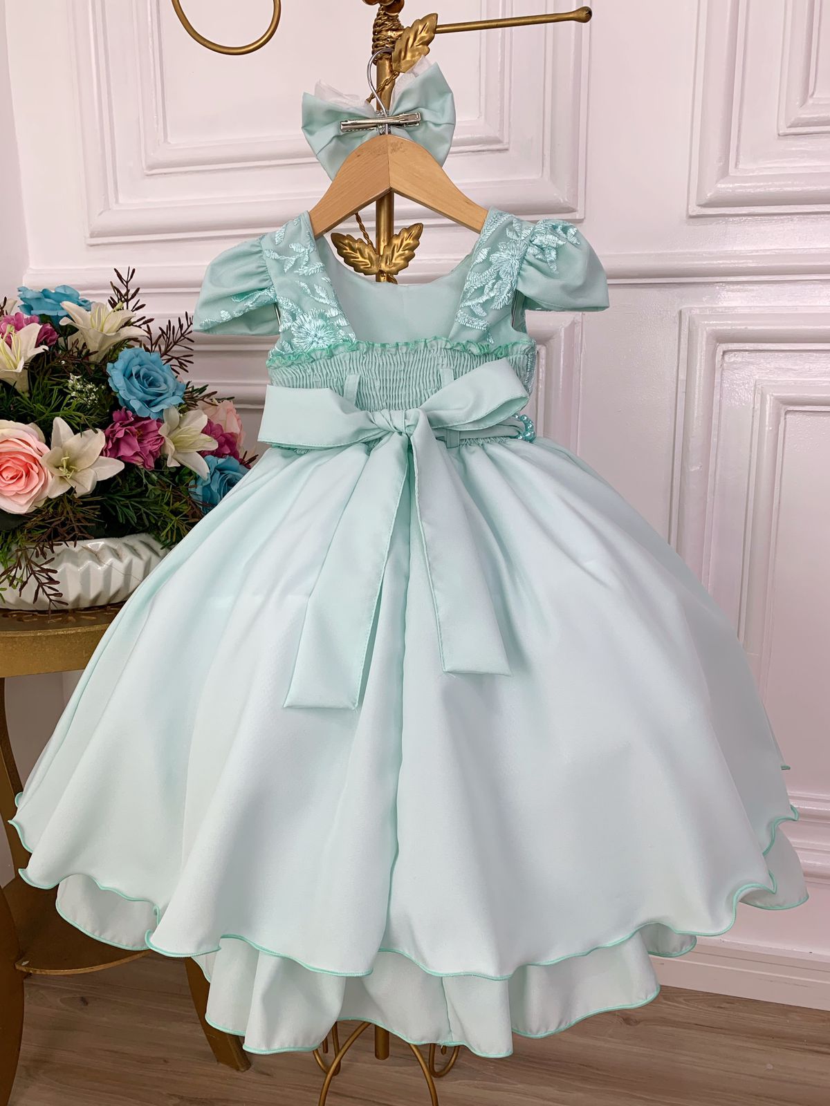 Vestido infantil verde claro con cinturón de encaje y lazo de perlas
