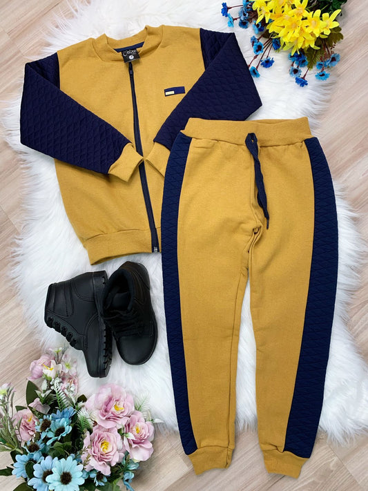 Conjunto de sudadera, chaqueta y pantalón color caqui y azul marino