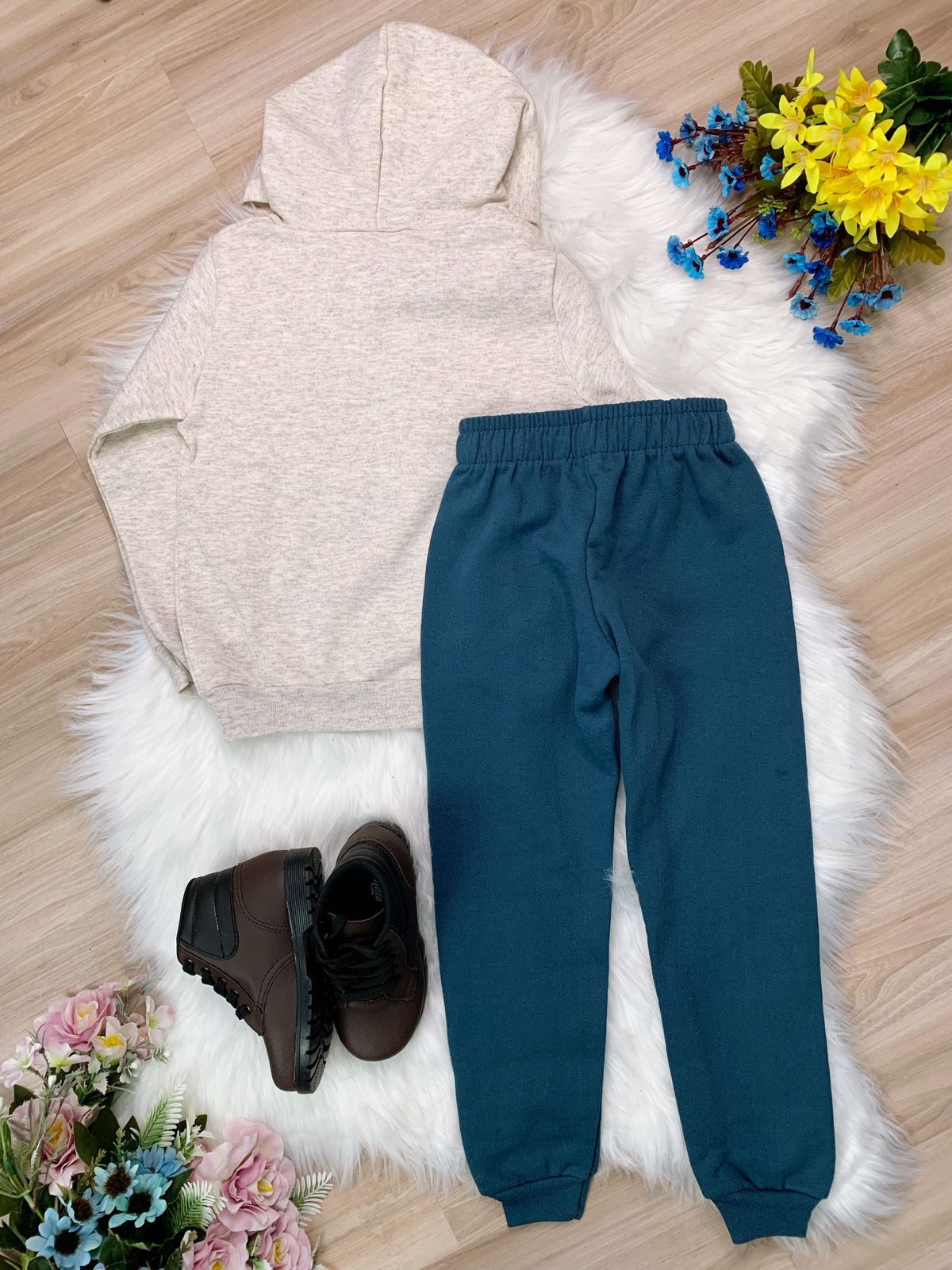 Conjunto de sudadera con capucha color marfil, top con capucha y pantalón azul petróleo 