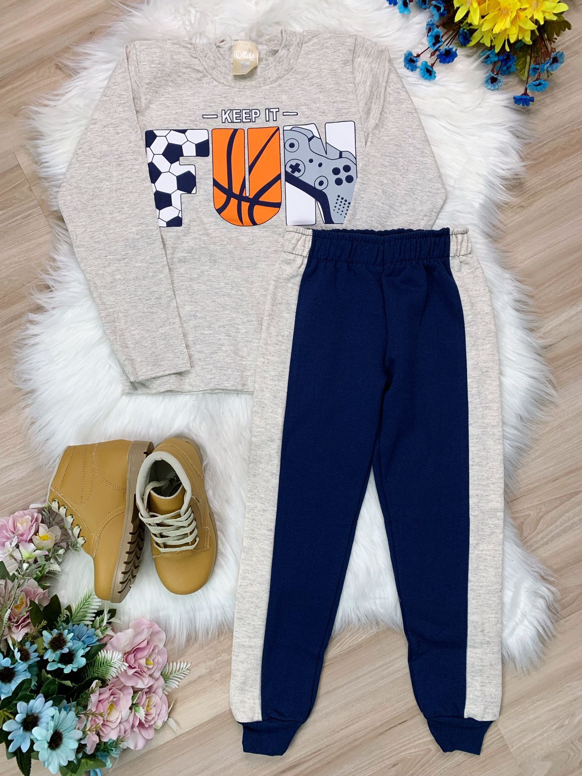 Conjunto de sudadera, blusa y pantalón azul marino color marfil