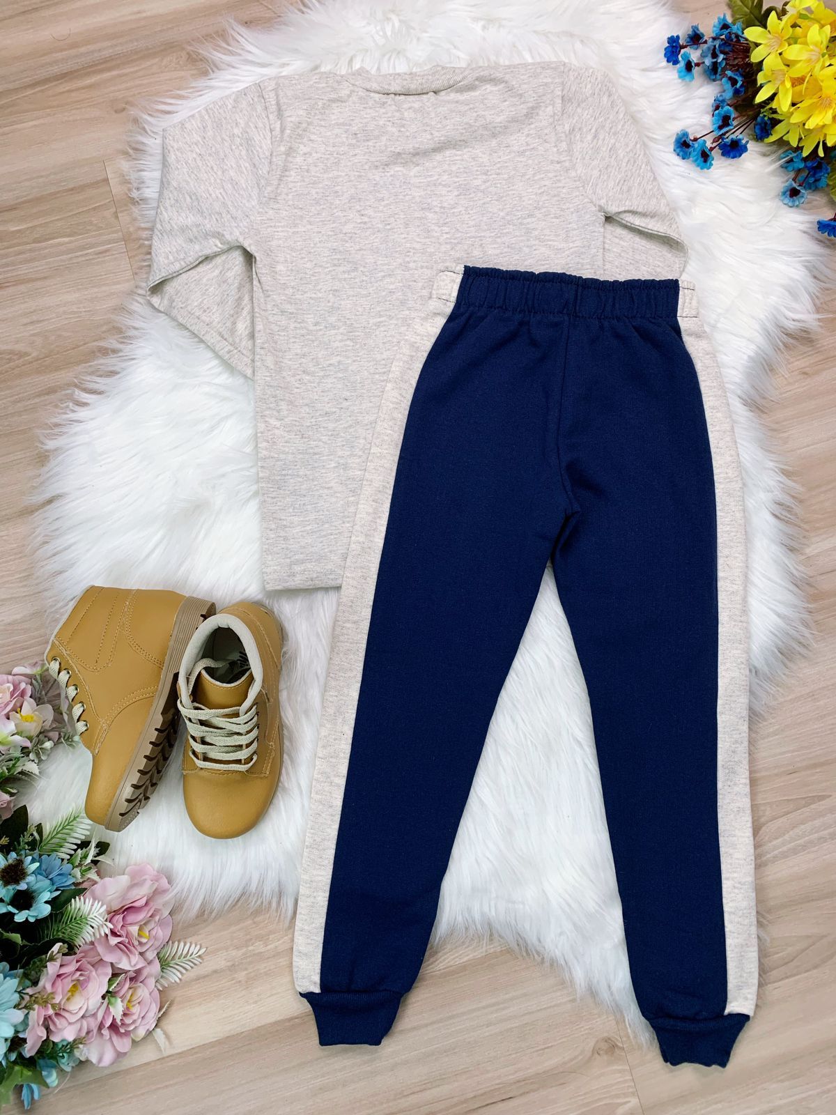 Conjunto de sudadera, blusa y pantalón azul marino color marfil