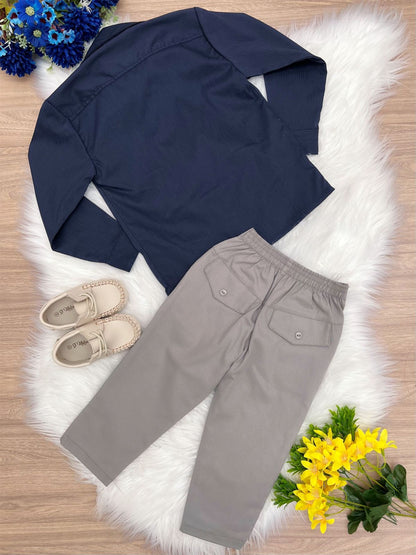 Conjunto social de camisa azul marino y pantalón de sarga caqui