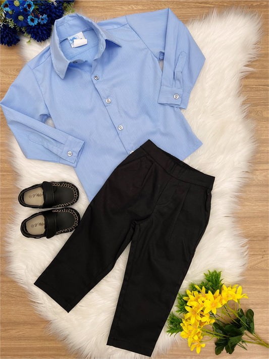 Conjunto social de camisa azul y pantalón de sarga negro 