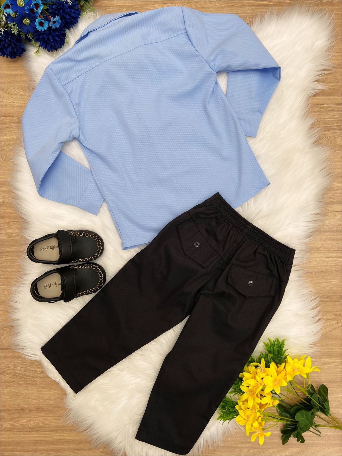 Conjunto social de camisa azul y pantalón de sarga negro 