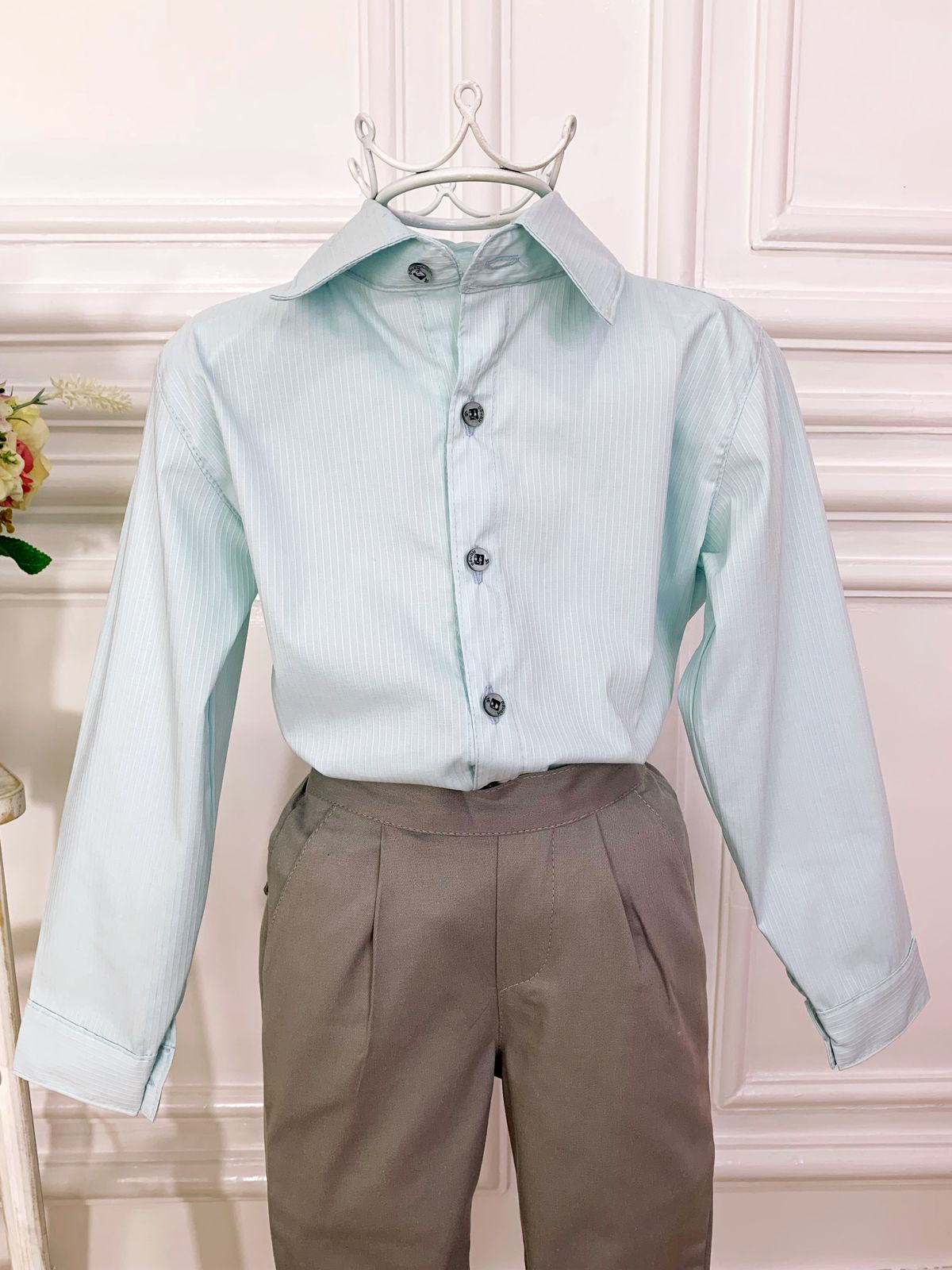 Conjunto Formal Camisa Verde y Pantalón de Sarga Gris 