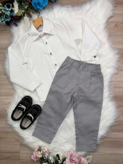 Conjunto formal: camisa blanco roto y pantalón de sarga color caqui 