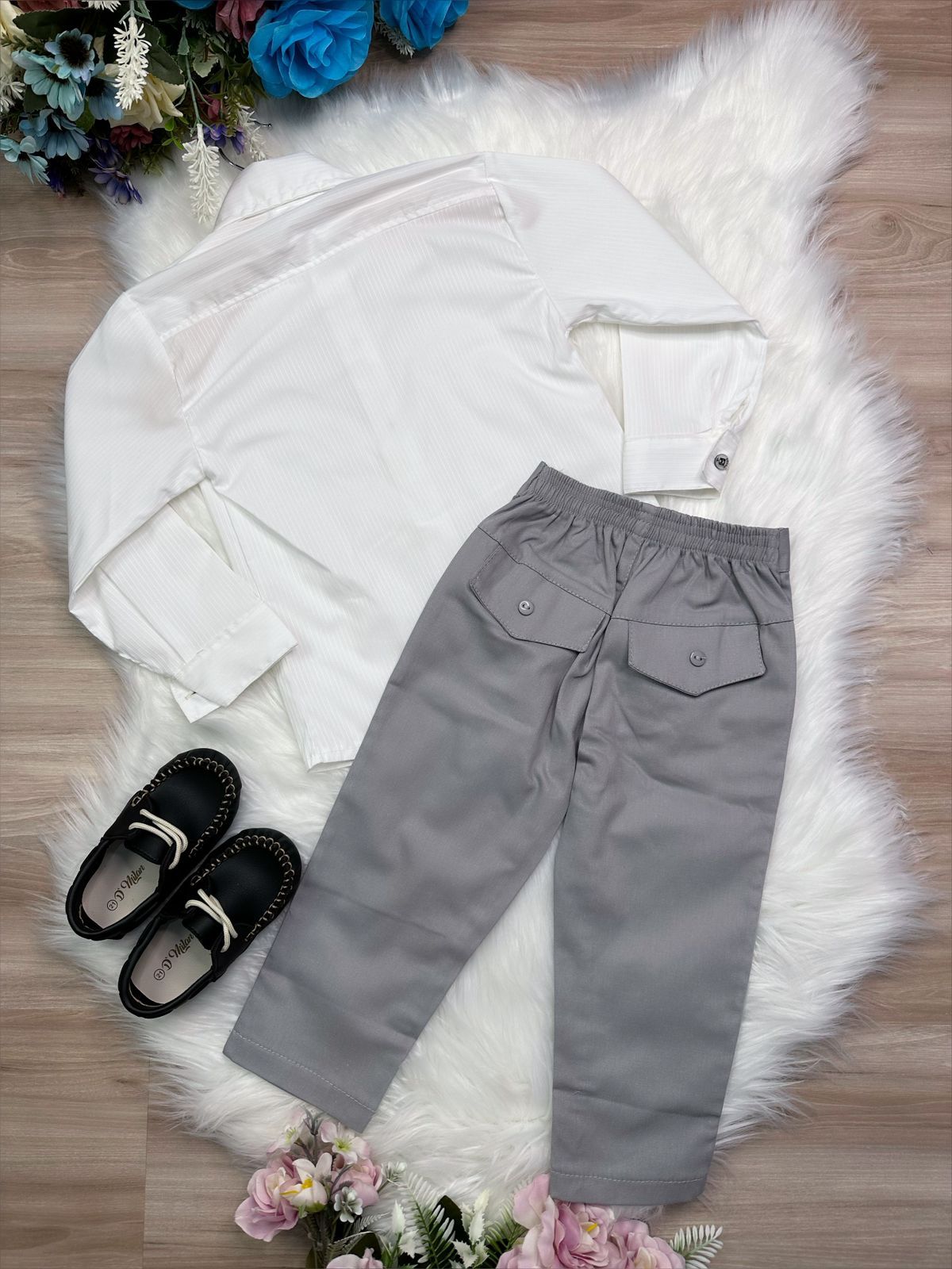 Conjunto formal: camisa blanco roto y pantalón de sarga color caqui 