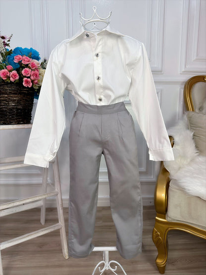Conjunto formal: camisa blanco roto y pantalón de sarga color caqui 