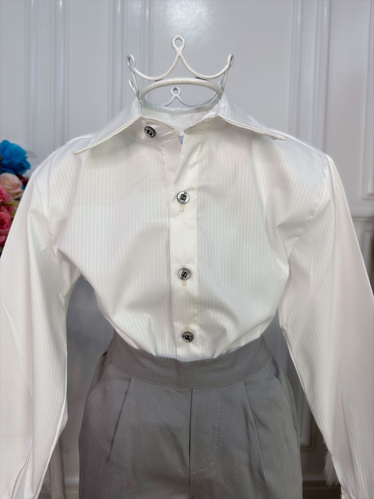 Conjunto formal: camisa blanco roto y pantalón de sarga color caqui 