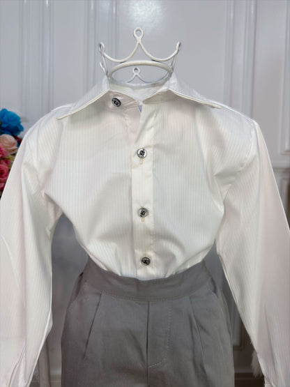 Conjunto formal: camisa blanco roto y pantalón de sarga color caqui 