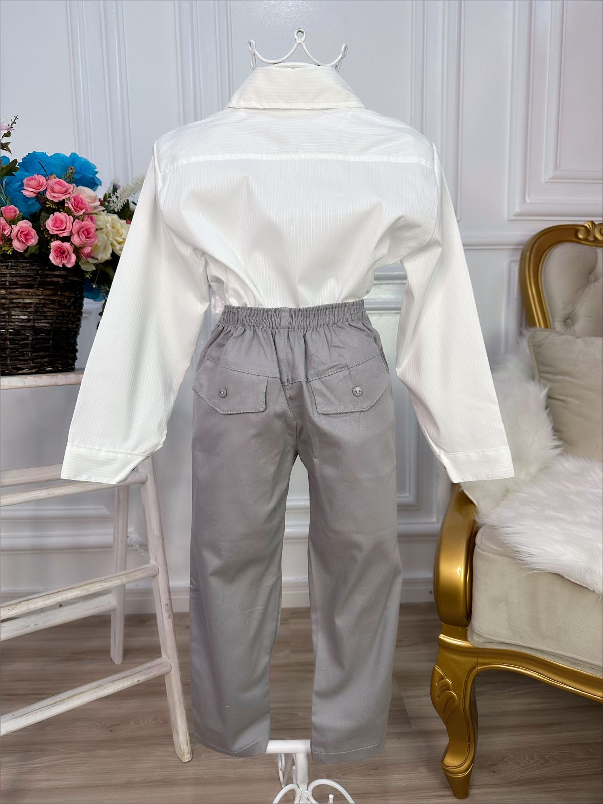 Conjunto formal: camisa blanco roto y pantalón de sarga color caqui 