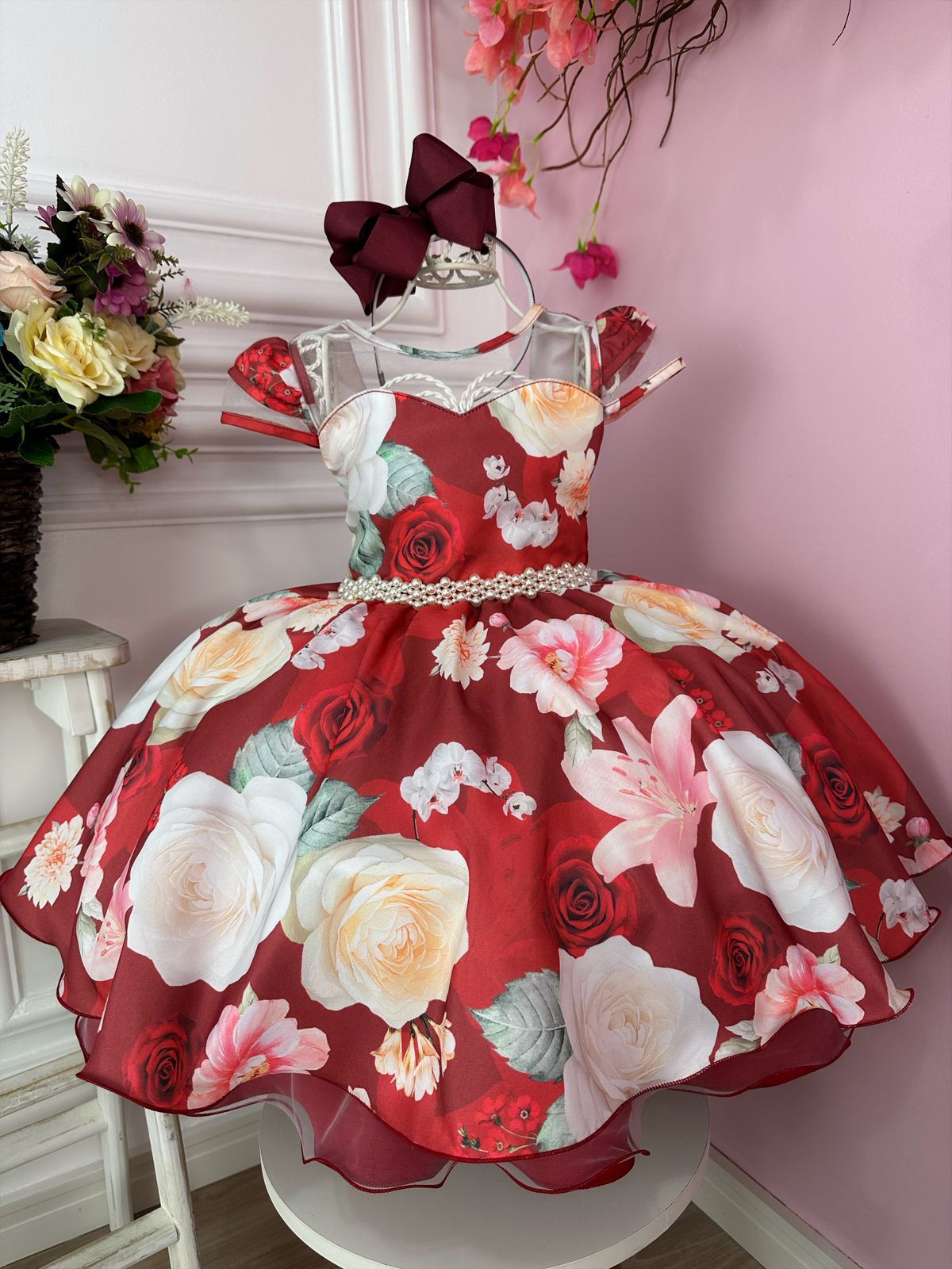 Vestido infantil con estampado floral Marsala y cinturón de perlas de lujo