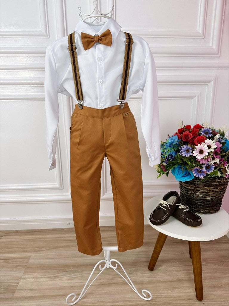 Conjunto formal con camisa blanca y pantalón con tirantes color caramelo