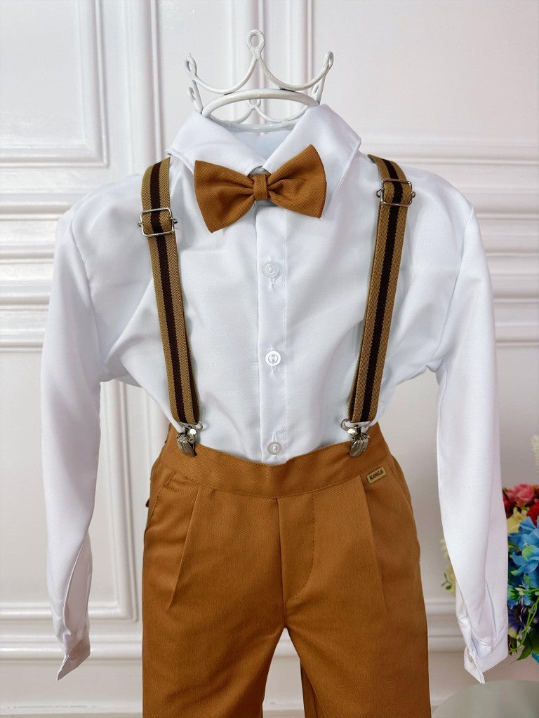 Conjunto formal con camisa blanca y pantalón con tirantes color caramelo