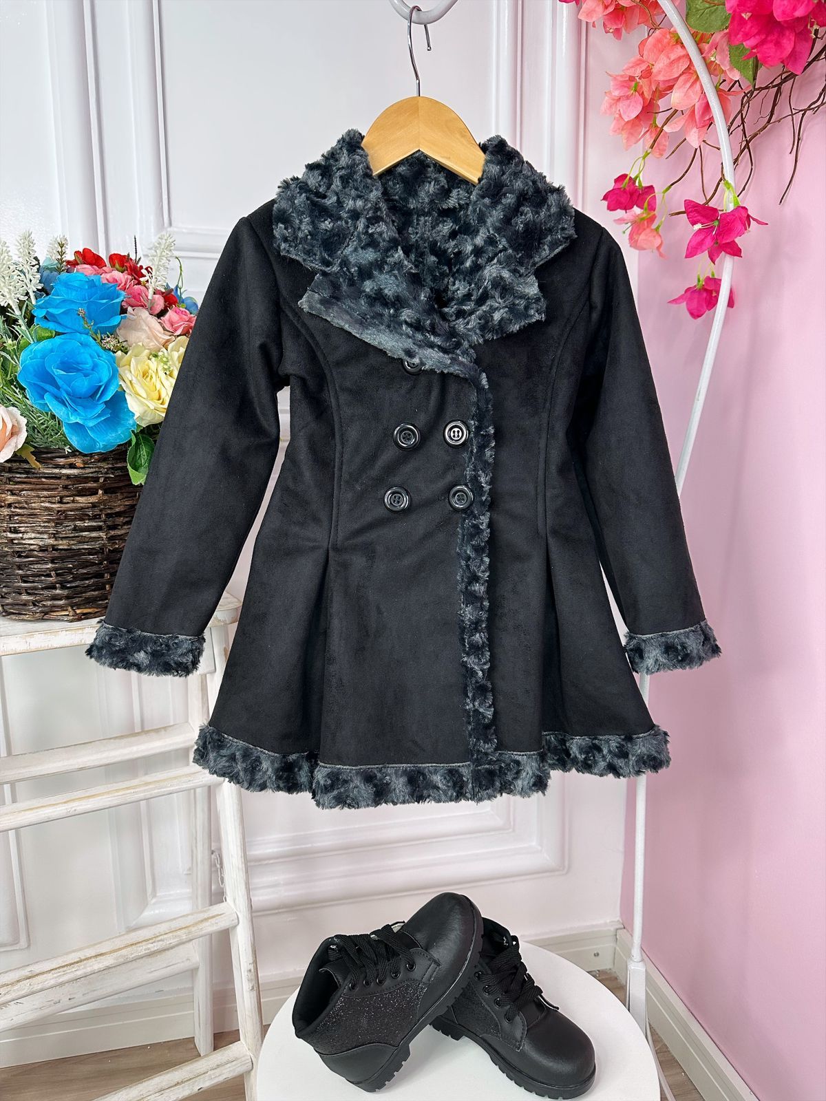 Abrigo infantil de felpa de ante negro color grafito con botones