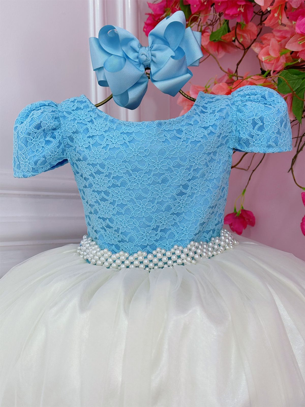 Vestido infantil azul con encaje y falda blanquecina larga para mujer