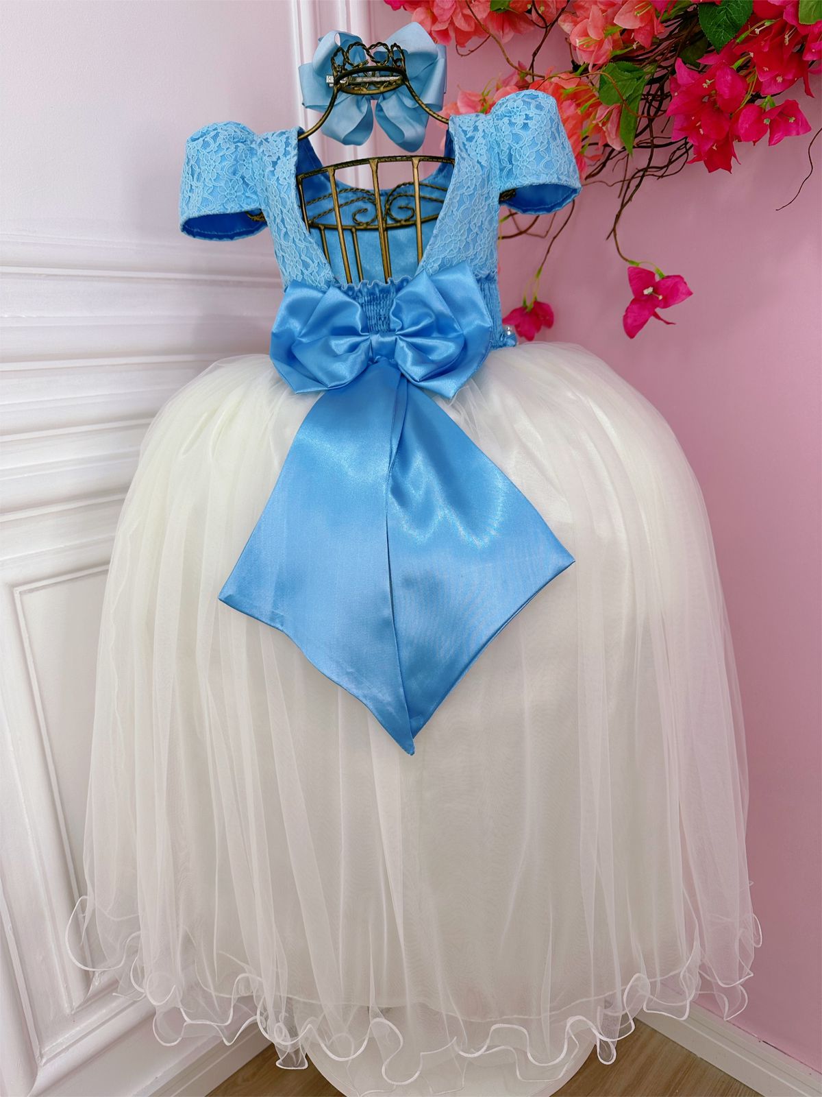 Vestido infantil azul con encaje y falda blanquecina larga para mujer