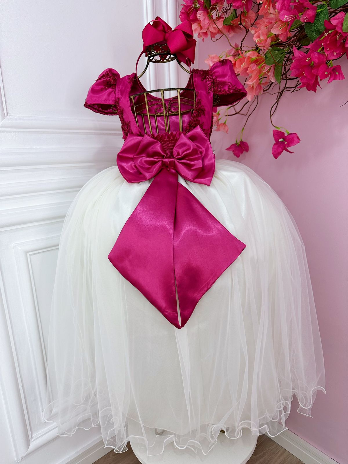 Vestido infantil rosa con encaje y falda blanquecina larga para mujer
