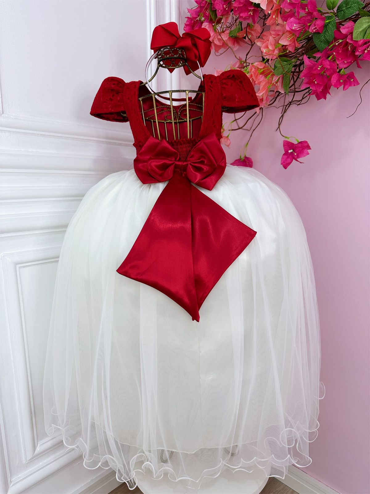 Vestido infantil de encaje rojo y falda larga color hueso