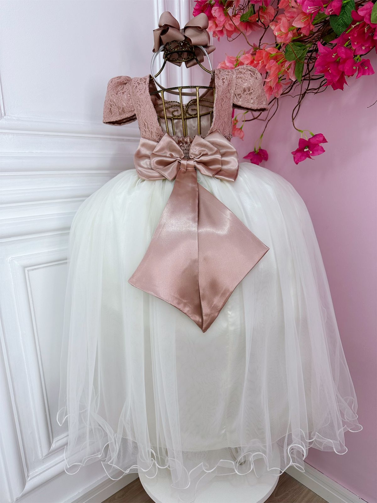 Vestido infantil rosa con encaje y falda blanquecina larga para mujer