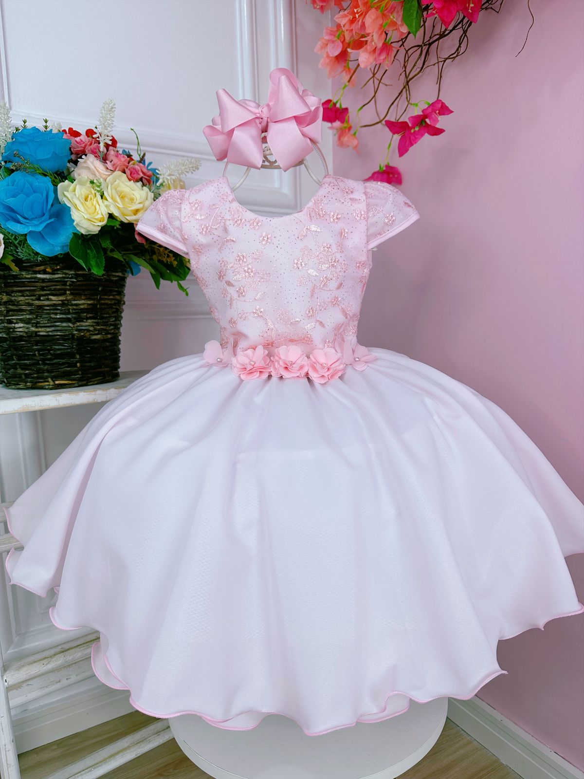 Vestido infantil rosa con encaje y apliques de flores