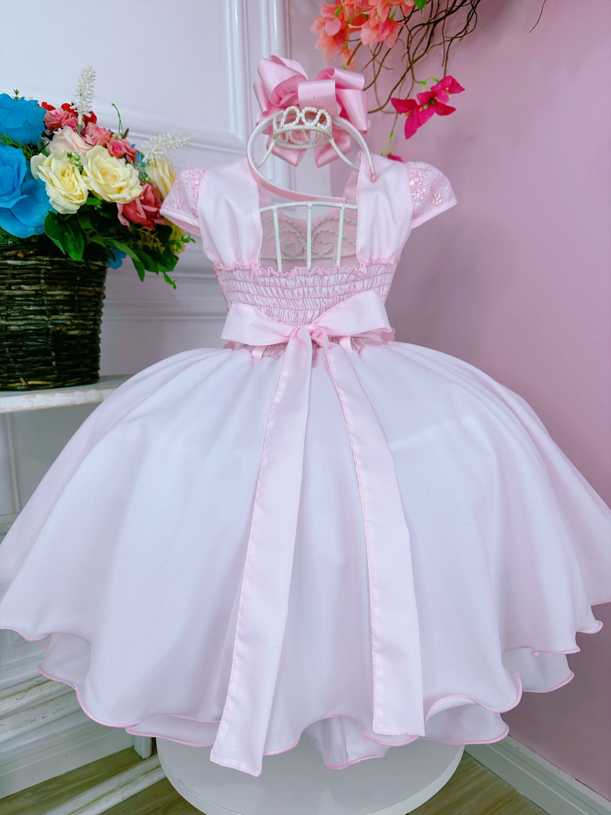 Vestido infantil rosa con encaje y apliques de flores