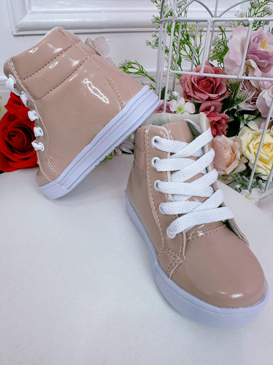 Botines infantiles de charol nude con cordones de flores de mariposa