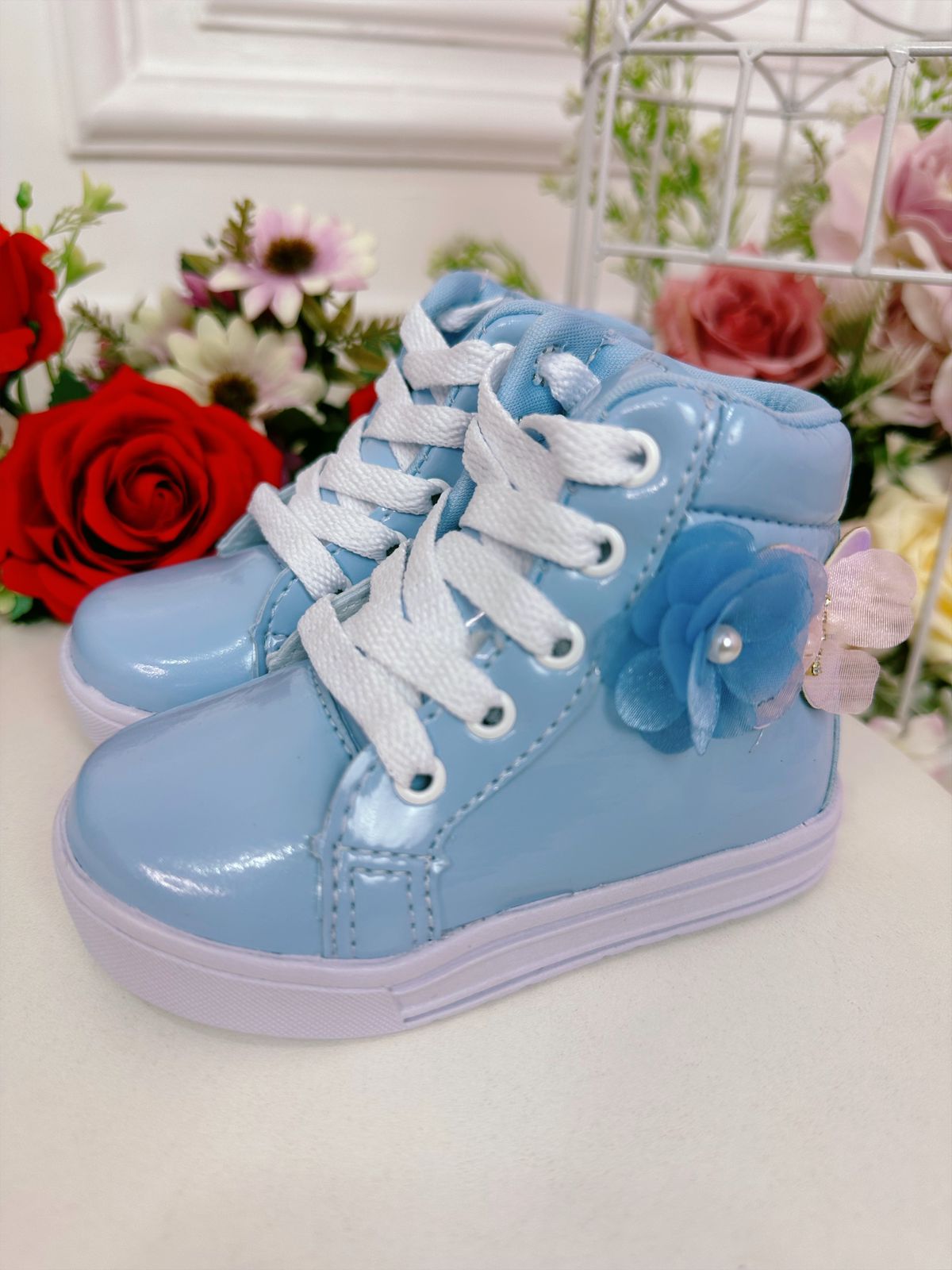 Botines infantiles en azul bebé con cordones de flores de mariposa 